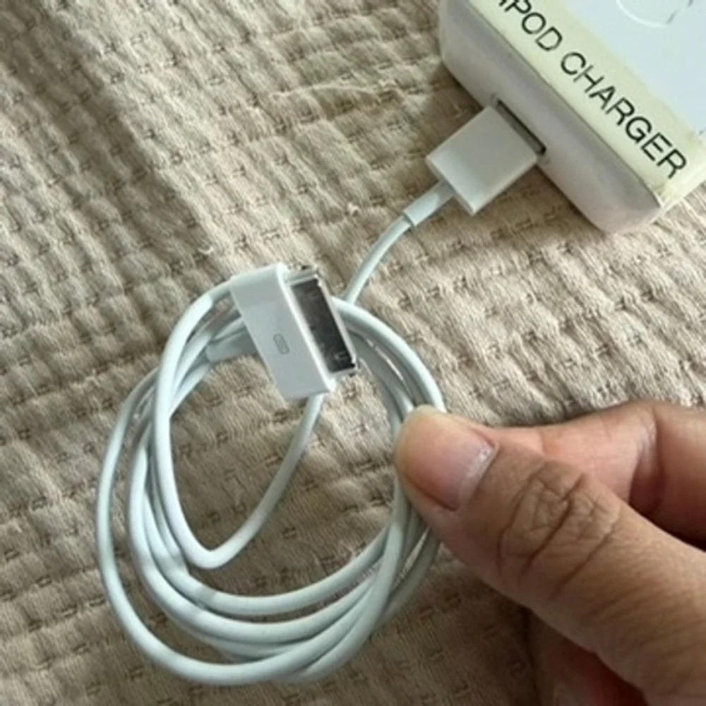 Apple A1102 iPod USB Power Adapter 5W Charger w/ 30-Pin Cable OEMing Prongs OEM